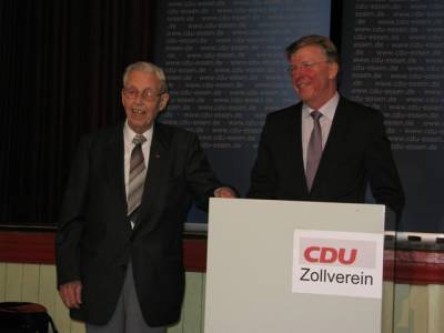Neujahrsempfang 2012 - Bürgermeister Franz-Josef Britz spricht zur Ehrung von Johann Groß-Albenhausen für 60 Jahre Mitgliedschaft in der CDU
