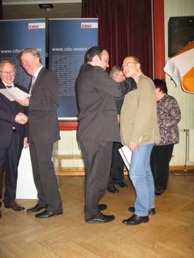 Neujahrsempfang 2012 - Jörg Lawrenz (re.) erhält die Ehrennadel für 25 Jahre Mitgliedschaft in der CDU