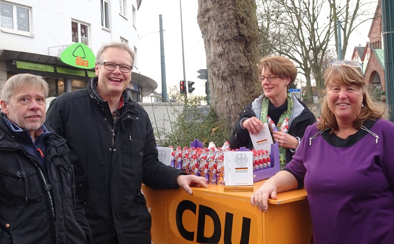 v.l.: Franz B. Rempe, Michael Neuhaus und Bettina Luxem von der CDU-Stoppenberg mit Mechthild Reimann von der Konditorei Pauelsen v.l.: Franz B. Rempe, Michael Neuhaus und Bettina Luxem von der CDU-Stoppenberg mit Mechthild Reimann von der Konditorei Pauelsen